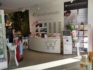unità commerciale situata al piano terra uso negozio (Farmacia) e scantinato con scala interna comunicante - stato di conservazione generale buono e al piano interrato, considerato l'ambiente destinato principalmente al deposito materiale, i locali sono in ottima condizione. Identificativi Catastali - [N.C.E.U.] Unità non Residenziale cat. C/1 foglio 296 part. 153 (ex 1333) sub 1 rendita 2847,23
