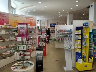unità commerciale situata al piano terra uso negozio (Farmacia) e scantinato con scala interna comunicante - stato di conservazione generale buono e al piano interrato, considerato l'ambiente destinato principalmente al deposito materiale, i locali sono in ottima condizione. Identificativi Catastali - [N.C.E.U.] Unità non Residenziale cat. C/1 foglio 296 part. 153 (ex 1333) sub 1 rendita 2847,23