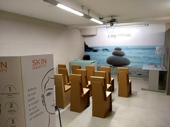 unità commerciale situata al piano terra uso negozio (Farmacia) e scantinato con scala interna comunicante - stato di conservazione generale buono e al piano interrato, considerato l'ambiente destinato principalmente al deposito materiale, i locali sono in ottima condizione. Identificativi Catastali - [N.C.E.U.] Unità non Residenziale cat. C/1 foglio 296 part. 153 (ex 1333) sub 1 rendita 2847,23