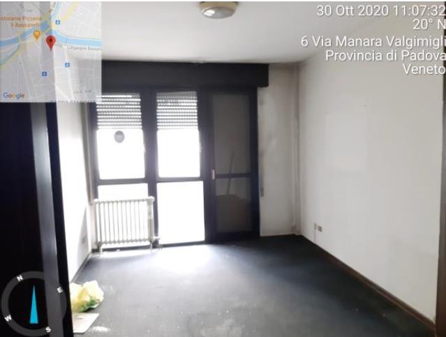 appartamento cat. A2 (in planimetria indicato uso ufficio, ex centro estetico) al piano primo composto da ingresso, quattro stanze, un ripostiglio, un bagno e cantina di pertinenza al piano interrato. Identificativi Catastali - [N.C.E.U.] Unità Residenziale cat. A/2 foglio 180 (ex C/9) part. 616 (ex 709) sub 2 rendita 1100,05