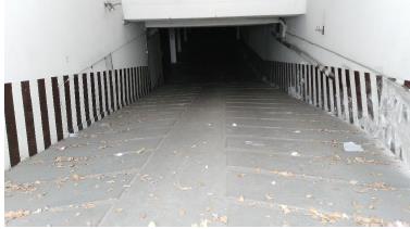 Autorimessa interrata di 1.608 mq con due ingressi, su Corso del Popolo e su vicolo Maneo, dotata di numerosi posti auto, facente parte del Condominio Rhodigium, non dotata di Certificato di Prevenzione Incendi CPI. . Identificativi Catastali - [N.C.E.U.] Unità non Residenziale cat C/6 foglio RO/17 part. 153 sub 94 rendita 6207,66