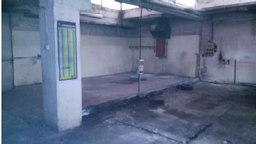 Autorimessa interrata di 1.608 mq con due ingressi, su Corso del Popolo e su vicolo Maneo, dotata di numerosi posti auto, facente parte del Condominio Rhodigium, non dotata di Certificato di Prevenzione Incendi CPI. . Identificativi Catastali - [N.C.E.U.] Unità non Residenziale cat C/6 foglio RO/17 part. 153 sub 94 rendita 6207,66