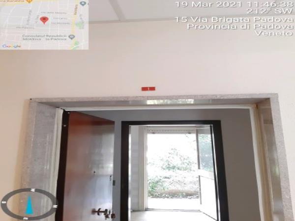 appartamento al piano rialzato che si compone di 4 vani - ingresso, due stanze, una cucina e un bagno + cantina al piano rialzato e posto auto coperto in autorimessa condominiale al piano interrato. Identificativi Catastali - [N.C.E.U.] Unità Residenziale cat. A/3 foglio 85 (ex B/13) part. 482 (ex 1307) sub 253 rendita 433,82 - Unità Secondaria cat. C/2 foglio 85 (ex B/13) part. 482 (ex 1307) sub 260 rendita 99,16 - Unità Secondaria cat. C/6 foglio 85 (ex B/13) part. 482 (ex 1307) sub 200 rendita 24,27