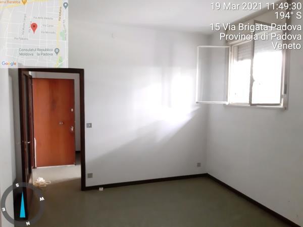 appartamento al piano rialzato che si compone di 4 vani - ingresso, due stanze, una cucina e un bagno + cantina al piano rialzato e posto auto coperto in autorimessa condominiale al piano interrato. Identificativi Catastali - [N.C.E.U.] Unità Residenziale cat. A/3 foglio 85 (ex B/13) part. 482 (ex 1307) sub 253 rendita 433,82 - Unità Secondaria cat. C/2 foglio 85 (ex B/13) part. 482 (ex 1307) sub 260 rendita 99,16 - Unità Secondaria cat. C/6 foglio 85 (ex B/13) part. 482 (ex 1307) sub 200 rendita 24,27