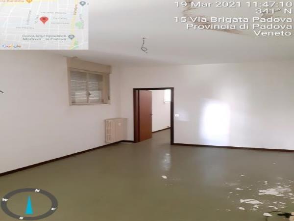 appartamento al piano rialzato che si compone di 4 vani - ingresso, due stanze, una cucina e un bagno + cantina al piano rialzato e posto auto coperto in autorimessa condominiale al piano interrato. Identificativi Catastali - [N.C.E.U.] Unità Residenziale cat. A/3 foglio 85 (ex B/13) part. 482 (ex 1307) sub 253 rendita 433,82 - Unità Secondaria cat. C/2 foglio 85 (ex B/13) part. 482 (ex 1307) sub 260 rendita 99,16 - Unità Secondaria cat. C/6 foglio 85 (ex B/13) part. 482 (ex 1307) sub 200 rendita 24,27