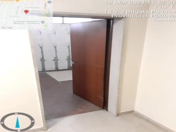 appartamento al piano rialzato che si compone di 4 vani - ingresso, due stanze, una cucina e un bagno + cantina al piano rialzato e posto auto coperto in autorimessa condominiale al piano interrato. Identificativi Catastali - [N.C.E.U.] Unità Residenziale cat. A/3 foglio 85 (ex B/13) part. 482 (ex 1307) sub 253 rendita 433,82 - Unità Secondaria cat. C/2 foglio 85 (ex B/13) part. 482 (ex 1307) sub 260 rendita 99,16 - Unità Secondaria cat. C/6 foglio 85 (ex B/13) part. 482 (ex 1307) sub 200 rendita 24,27
