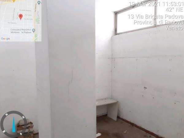 appartamento al piano rialzato che si compone di 4 vani - ingresso, due stanze, una cucina e un bagno + cantina al piano rialzato e posto auto coperto in autorimessa condominiale al piano interrato. Identificativi Catastali - [N.C.E.U.] Unità Residenziale cat. A/3 foglio 85 (ex B/13) part. 482 (ex 1307) sub 253 rendita 433,82 - Unità Secondaria cat. C/2 foglio 85 (ex B/13) part. 482 (ex 1307) sub 260 rendita 99,16 - Unità Secondaria cat. C/6 foglio 85 (ex B/13) part. 482 (ex 1307) sub 200 rendita 24,27