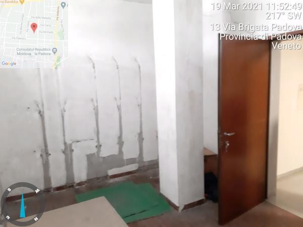 appartamento al piano rialzato che si compone di 4 vani - ingresso, due stanze, una cucina e un bagno + cantina al piano rialzato e posto auto coperto in autorimessa condominiale al piano interrato. Identificativi Catastali - [N.C.E.U.] Unità Residenziale cat. A/3 foglio 85 (ex B/13) part. 482 (ex 1307) sub 253 rendita 433,82 - Unità Secondaria cat. C/2 foglio 85 (ex B/13) part. 482 (ex 1307) sub 260 rendita 99,16 - Unità Secondaria cat. C/6 foglio 85 (ex B/13) part. 482 (ex 1307) sub 200 rendita 24,27