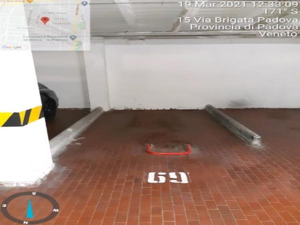 appartamento al piano rialzato che si compone di 4 vani - ingresso, due stanze, una cucina e un bagno + cantina al piano rialzato e posto auto coperto in autorimessa condominiale al piano interrato. Identificativi Catastali - [N.C.E.U.] Unità Residenziale cat. A/3 foglio 85 (ex B/13) part. 482 (ex 1307) sub 253 rendita 433,82 - Unità Secondaria cat. C/2 foglio 85 (ex B/13) part. 482 (ex 1307) sub 260 rendita 99,16 - Unità Secondaria cat. C/6 foglio 85 (ex B/13) part. 482 (ex 1307) sub 200 rendita 24,27