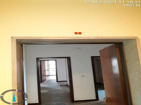 appartamento al piano quarto, si compone di 9 vani - ingresso, soggiorno ampio e cucina separati, due bagni, quattro camere ed un ripostiglio + posto auto coperto in autorimessa condominiale al piano interrato. Identificativi Catastali - [N.C.E.U.] Unità Residenziale cat. A/2 foglio 85 (ex B/13) part. 482 (ex 1307) sub 259 rendita 1928,97 - Unità Secondaria cat. C/6 foglio 85 (ex B/13) part. 482 (ex 1307) sub 136 rendita 24,27
