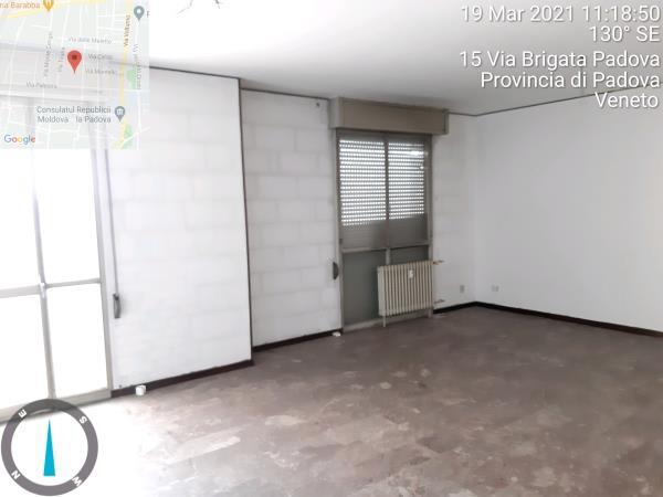 appartamento al piano quarto, si compone di 9 vani - ingresso, soggiorno ampio e cucina separati, due bagni, quattro camere ed un ripostiglio + posto auto coperto in autorimessa condominiale al piano interrato. Identificativi Catastali - [N.C.E.U.] Unità Residenziale cat. A/2 foglio 85 (ex B/13) part. 482 (ex 1307) sub 259 rendita 1928,97 - Unità Secondaria cat. C/6 foglio 85 (ex B/13) part. 482 (ex 1307) sub 136 rendita 24,27