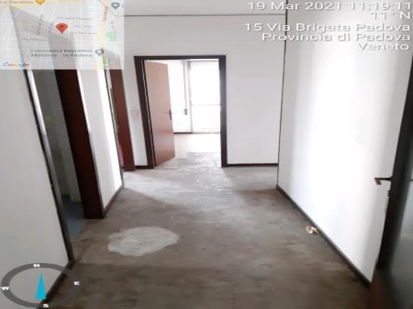 appartamento al piano quarto, si compone di 9 vani - ingresso, soggiorno ampio e cucina separati, due bagni, quattro camere ed un ripostiglio + posto auto coperto in autorimessa condominiale al piano interrato. Identificativi Catastali - [N.C.E.U.] Unità Residenziale cat. A/2 foglio 85 (ex B/13) part. 482 (ex 1307) sub 259 rendita 1928,97 - Unità Secondaria cat. C/6 foglio 85 (ex B/13) part. 482 (ex 1307) sub 136 rendita 24,27