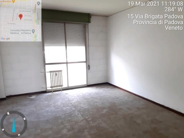 appartamento al piano quarto, si compone di 9 vani - ingresso, soggiorno ampio e cucina separati, due bagni, quattro camere ed un ripostiglio + posto auto coperto in autorimessa condominiale al piano interrato. Identificativi Catastali - [N.C.E.U.] Unità Residenziale cat. A/2 foglio 85 (ex B/13) part. 482 (ex 1307) sub 259 rendita 1928,97 - Unità Secondaria cat. C/6 foglio 85 (ex B/13) part. 482 (ex 1307) sub 136 rendita 24,27