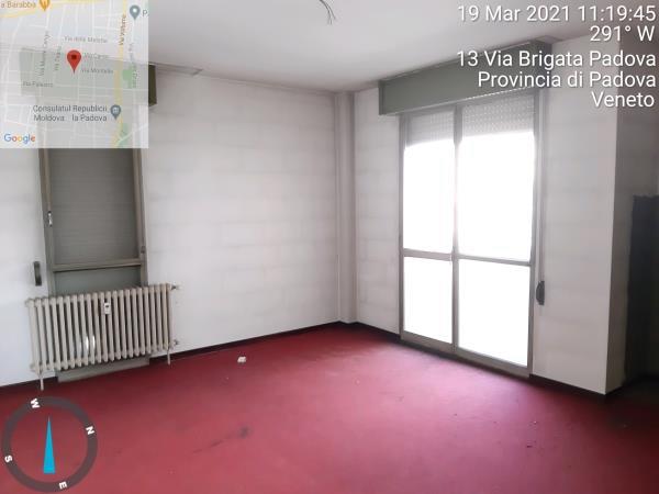 appartamento al piano quarto, si compone di 9 vani - ingresso, soggiorno ampio e cucina separati, due bagni, quattro camere ed un ripostiglio + posto auto coperto in autorimessa condominiale al piano interrato. Identificativi Catastali - [N.C.E.U.] Unità Residenziale cat. A/2 foglio 85 (ex B/13) part. 482 (ex 1307) sub 259 rendita 1928,97 - Unità Secondaria cat. C/6 foglio 85 (ex B/13) part. 482 (ex 1307) sub 136 rendita 24,27