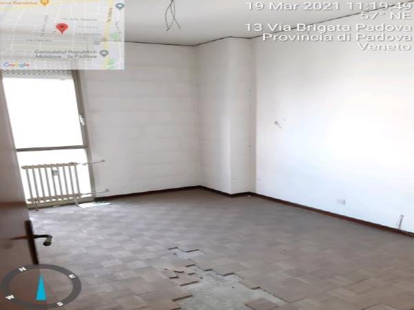 appartamento al piano quarto, si compone di 9 vani - ingresso, soggiorno ampio e cucina separati, due bagni, quattro camere ed un ripostiglio + posto auto coperto in autorimessa condominiale al piano interrato. Identificativi Catastali - [N.C.E.U.] Unità Residenziale cat. A/2 foglio 85 (ex B/13) part. 482 (ex 1307) sub 259 rendita 1928,97 - Unità Secondaria cat. C/6 foglio 85 (ex B/13) part. 482 (ex 1307) sub 136 rendita 24,27