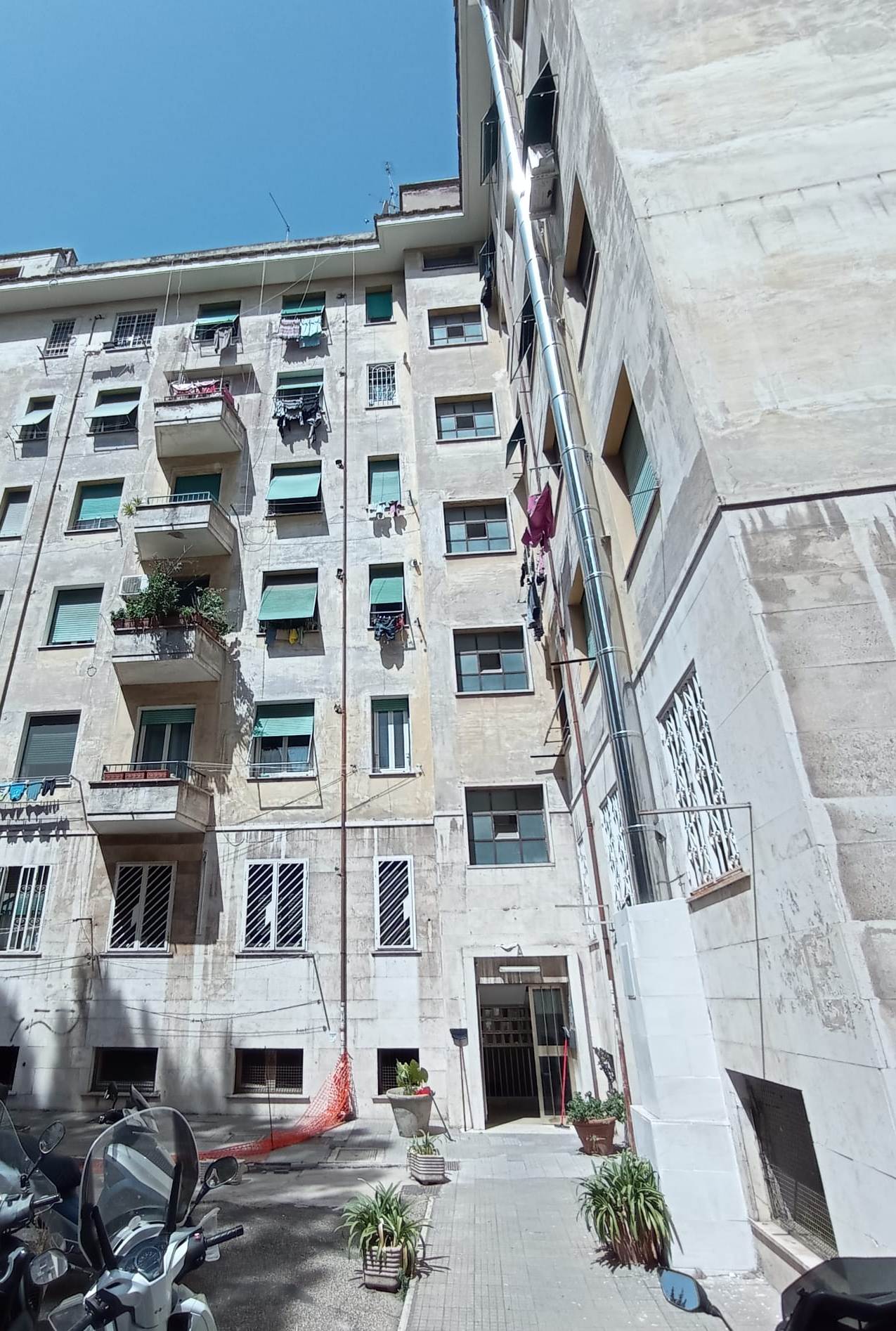 APPARTAMENTO INT. 5 DI 5 VANI CON ASCENSORE con BALCONE - CANTINA . Identificativi catastali [N.C.E.U.] cat. A/4, fg. 824, part. 177, sub. 5