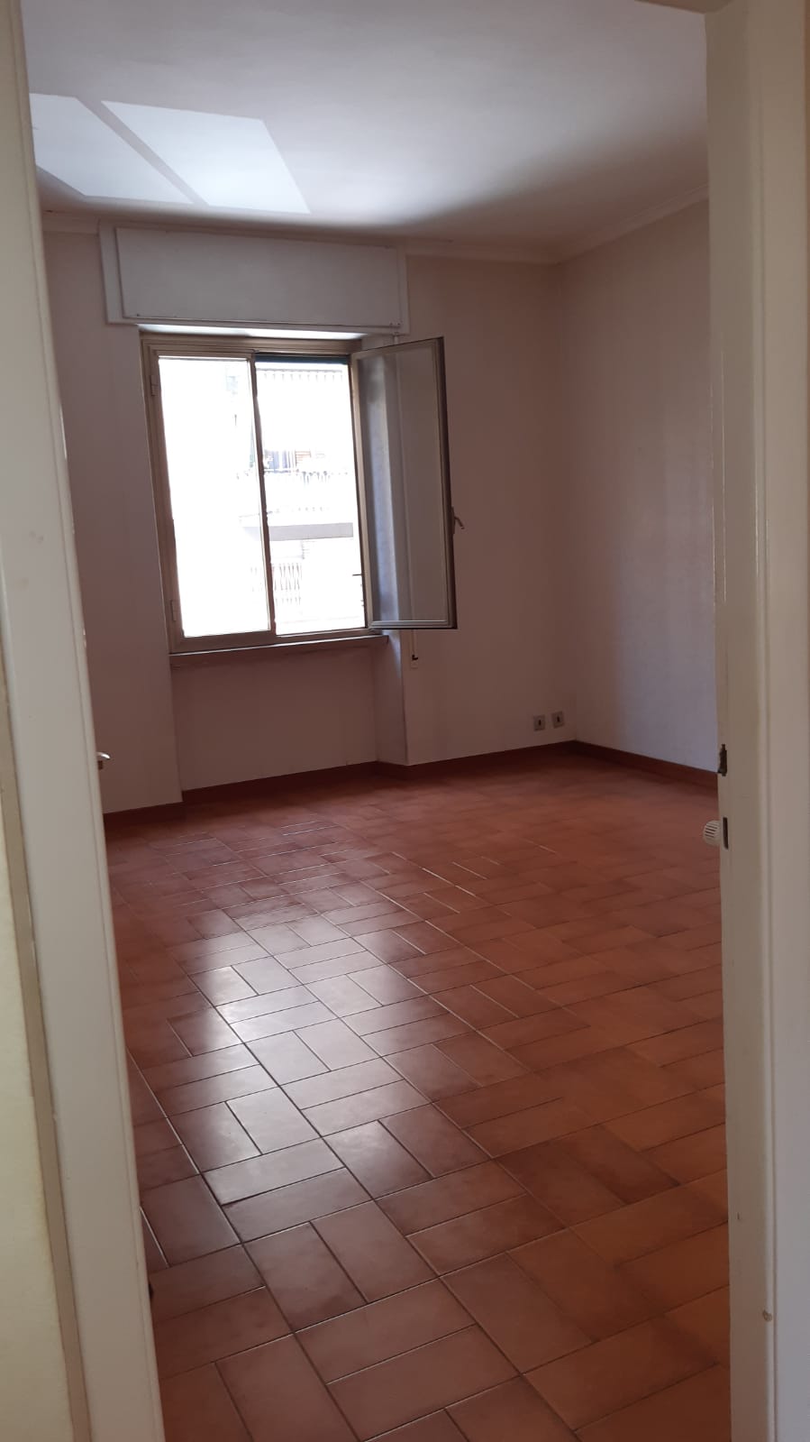 APPARTAMENTO INT. 5 DI 5 VANI CON ASCENSORE con BALCONE - CANTINA . Identificativi catastali [N.C.E.U.] cat. A/4, fg. 824, part. 177, sub. 5