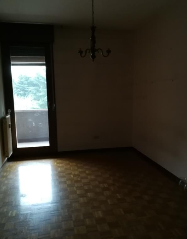 Appartamento al piano 3 con una soffitta al piano 6. L'orientamento prevalente è nord. L'unità residenziale, con altezza di 2,75m, si compone di cucina, soggiorno/pranzo, ingresso, disimpegno, tre camere, un bagno, un ripostiglio e una terrazza + box auto in autorimessa interrata condominiale. Identificativi Catastali [N.C.E.U.]: unità residenziale cat. A/2 foglio A/6 part. 1271 sub 49 rendita 542,28 e unità secondaria cat. C/6 foglio A/6 part. 1271 sub 118 rendita 61,97