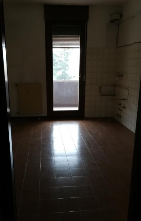 Appartamento al piano 3 con una soffitta al piano 6. L'orientamento prevalente è nord. L'unità residenziale, con altezza di 2,75m, si compone di cucina, soggiorno/pranzo, ingresso, disimpegno, tre camere, un bagno, un ripostiglio e una terrazza + box auto in autorimessa interrata condominiale. Identificativi Catastali [N.C.E.U.]: unità residenziale cat. A/2 foglio A/6 part. 1271 sub 49 rendita 542,28 e unità secondaria cat. C/6 foglio A/6 part. 1271 sub 118 rendita 61,97