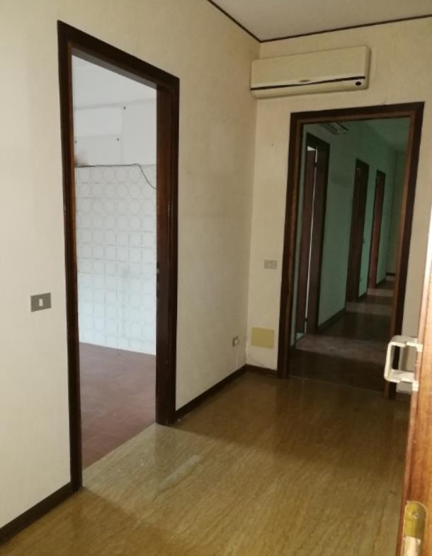 Appartamento al piano 3 con una soffitta al piano 6. L'orientamento prevalente è nord. L'unità residenziale, con altezza di 2,75m, si compone di cucina, soggiorno/pranzo, ingresso, disimpegno, tre camere, un bagno, un ripostiglio e una terrazza + box auto in autorimessa interrata condominiale. Identificativi Catastali [N.C.E.U.]: unità residenziale cat. A/2 foglio A/6 part. 1271 sub 49 rendita 542,28 e unità secondaria cat. C/6 foglio A/6 part. 1271 sub 118 rendita 61,97