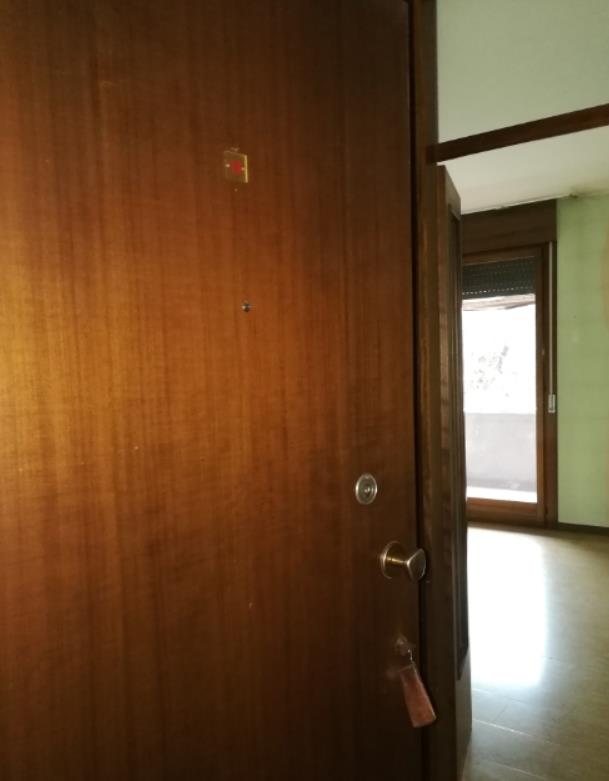 Appartamento al piano 3 con una soffitta al piano 6. L'orientamento prevalente è nord. L'unità residenziale, con altezza di 2,75m, si compone di cucina, soggiorno/pranzo, ingresso, disimpegno, tre camere, un bagno, un ripostiglio e una terrazza + box auto in autorimessa interrata condominiale. Identificativi Catastali [N.C.E.U.]: unità residenziale cat. A/2 foglio A/6 part. 1271 sub 49 rendita 542,28 e unità secondaria cat. C/6 foglio A/6 part. 1271 sub 118 rendita 61,97