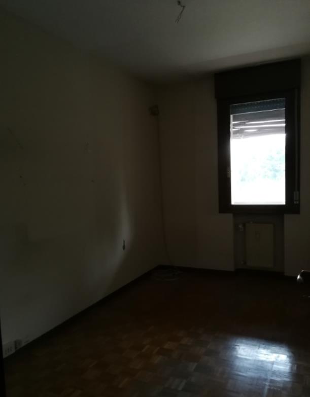 Appartamento al piano 3 con una soffitta al piano 6. L'orientamento prevalente è nord. L'unità residenziale, con altezza di 2,75m, si compone di cucina, soggiorno/pranzo, ingresso, disimpegno, tre camere, un bagno, un ripostiglio e una terrazza + box auto in autorimessa interrata condominiale. Identificativi Catastali [N.C.E.U.]: unità residenziale cat. A/2 foglio A/6 part. 1271 sub 49 rendita 542,28 e unità secondaria cat. C/6 foglio A/6 part. 1271 sub 118 rendita 61,97