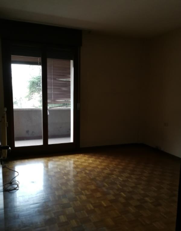 Appartamento al piano 3 con una soffitta al piano 6. L'orientamento prevalente è nord. L'unità residenziale, con altezza di 2,75m, si compone di cucina, soggiorno/pranzo, ingresso, disimpegno, tre camere, un bagno, un ripostiglio e una terrazza + box auto in autorimessa interrata condominiale. Identificativi Catastali [N.C.E.U.]: unità residenziale cat. A/2 foglio A/6 part. 1271 sub 49 rendita 542,28 e unità secondaria cat. C/6 foglio A/6 part. 1271 sub 118 rendita 61,97