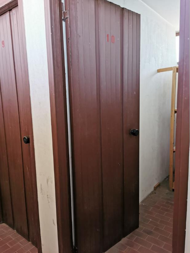 Appartamento al piano 3 con una soffitta al piano 6. L'orientamento prevalente è nord. L'unità residenziale, con altezza di 2,75m, si compone di cucina, soggiorno/pranzo, ingresso, disimpegno, tre camere, un bagno, un ripostiglio e una terrazza + box auto in autorimessa interrata condominiale. Identificativi Catastali [N.C.E.U.]: unità residenziale cat. A/2 foglio A/6 part. 1271 sub 49 rendita 542,28 e unità secondaria cat. C/6 foglio A/6 part. 1271 sub 118 rendita 61,97