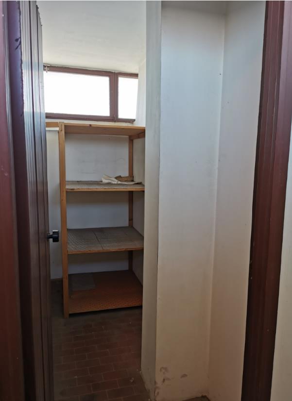 Appartamento al piano 3 con una soffitta al piano 6. L'orientamento prevalente è nord. L'unità residenziale, con altezza di 2,75m, si compone di cucina, soggiorno/pranzo, ingresso, disimpegno, tre camere, un bagno, un ripostiglio e una terrazza + box auto in autorimessa interrata condominiale. Identificativi Catastali [N.C.E.U.]: unità residenziale cat. A/2 foglio A/6 part. 1271 sub 49 rendita 542,28 e unità secondaria cat. C/6 foglio A/6 part. 1271 sub 118 rendita 61,97