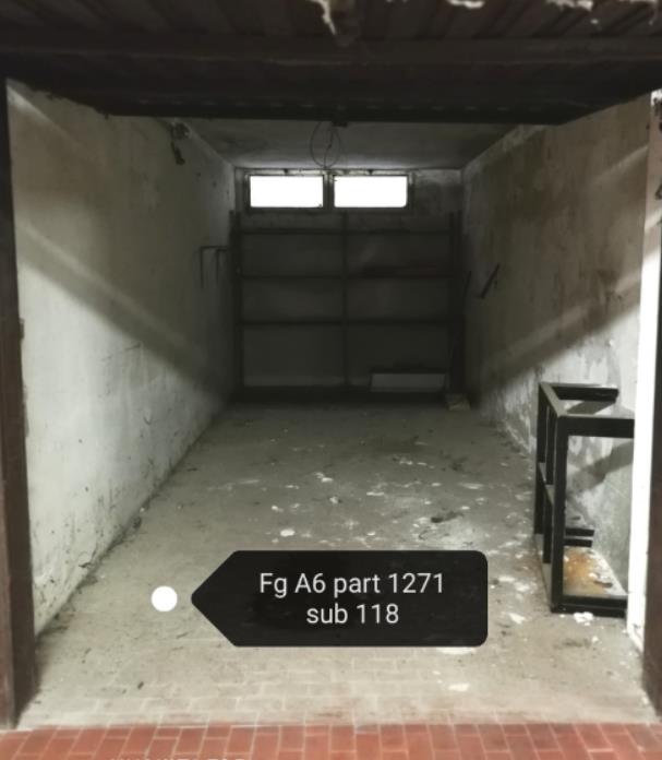 Appartamento al piano 3 con una soffitta al piano 6. L'orientamento prevalente è nord. L'unità residenziale, con altezza di 2,75m, si compone di cucina, soggiorno/pranzo, ingresso, disimpegno, tre camere, un bagno, un ripostiglio e una terrazza + box auto in autorimessa interrata condominiale. Identificativi Catastali [N.C.E.U.]: unità residenziale cat. A/2 foglio A/6 part. 1271 sub 49 rendita 542,28 e unità secondaria cat. C/6 foglio A/6 part. 1271 sub 118 rendita 61,97