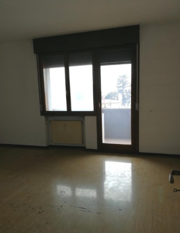 Appartamento al piano 4 con una soffitta al piano 6. L'orientamento prevalente è nordest-nordovest. L'unità residenziale, con altezza di 2,75m, si compone di cucina, soggiorno/pranzo, ingresso, disimpegno, tre camere, due bagni, un ripostiglio e due terrazze + box auto in autorimessa interrata condominiale. Identificativi Catastali [N.C.E.U.]: unità residenziale cat. A/2 foglio A/6 part. 1271 sub 85 rendita 542,28 e unità secondaria cat. C/6 foglio A/6 part. 1271 sub 139 rendita 57,84
