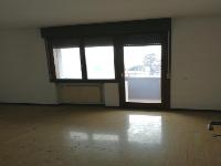 Appartamento al piano 4 con una soffitta al piano 6. L'orientamento prevalente è nordest-nordovest. L'unità residenziale, con altezza di 2,75m, si compone di cucina, soggiorno/pranzo, ingresso, disimpegno, tre camere, due bagni, un ripostiglio e due terrazze + box auto in autorimessa interrata condominiale. Identificativi Catastali [N.C.E.U.]: unità residenziale cat. A/2 foglio A/6 part. 1271 sub 85 rendita 542,28 e unità secondaria cat. C/6 foglio A/6 part. 1271 sub 139 rendita 57,84