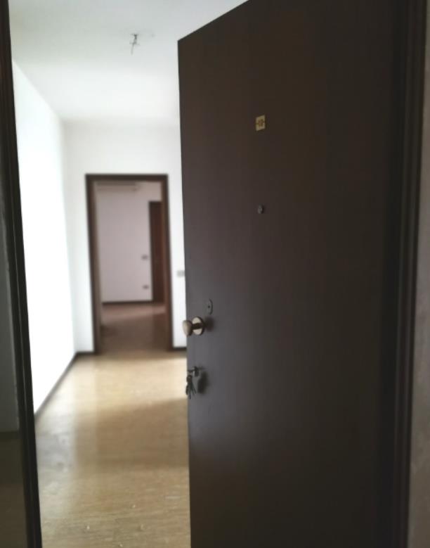 Appartamento al piano 4 con una soffitta al piano 6. L'orientamento prevalente è nordest-nordovest. L'unità residenziale, con altezza di 2,75m, si compone di cucina, soggiorno/pranzo, ingresso, disimpegno, tre camere, due bagni, un ripostiglio e due terrazze + box auto in autorimessa interrata condominiale. Identificativi Catastali [N.C.E.U.]: unità residenziale cat. A/2 foglio A/6 part. 1271 sub 85 rendita 542,28 e unità secondaria cat. C/6 foglio A/6 part. 1271 sub 139 rendita 57,84