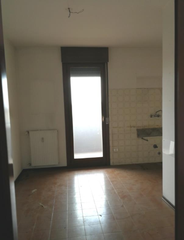 Appartamento al piano 4 con una soffitta al piano 6. L'orientamento prevalente è nordest-nordovest. L'unità residenziale, con altezza di 2,75m, si compone di cucina, soggiorno/pranzo, ingresso, disimpegno, tre camere, due bagni, un ripostiglio e due terrazze + box auto in autorimessa interrata condominiale. Identificativi Catastali [N.C.E.U.]: unità residenziale cat. A/2 foglio A/6 part. 1271 sub 85 rendita 542,28 e unità secondaria cat. C/6 foglio A/6 part. 1271 sub 139 rendita 57,84