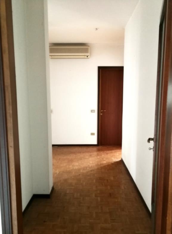 Appartamento al piano 4 con una soffitta al piano 6. L'orientamento prevalente è nordest-nordovest. L'unità residenziale, con altezza di 2,75m, si compone di cucina, soggiorno/pranzo, ingresso, disimpegno, tre camere, due bagni, un ripostiglio e due terrazze + box auto in autorimessa interrata condominiale. Identificativi Catastali [N.C.E.U.]: unità residenziale cat. A/2 foglio A/6 part. 1271 sub 85 rendita 542,28 e unità secondaria cat. C/6 foglio A/6 part. 1271 sub 139 rendita 57,84