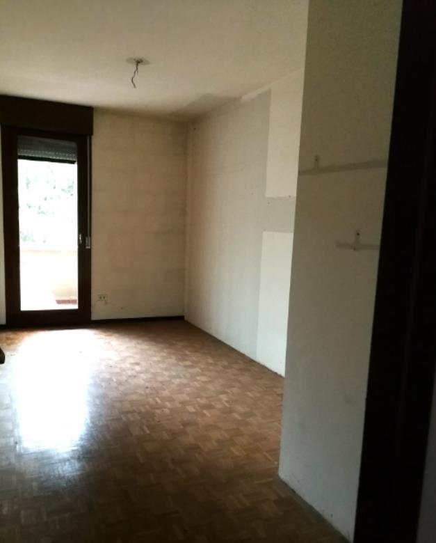 Appartamento al piano 4 con una soffitta al piano 6. L'orientamento prevalente è nordest-nordovest. L'unità residenziale, con altezza di 2,75m, si compone di cucina, soggiorno/pranzo, ingresso, disimpegno, tre camere, due bagni, un ripostiglio e due terrazze + box auto in autorimessa interrata condominiale. Identificativi Catastali [N.C.E.U.]: unità residenziale cat. A/2 foglio A/6 part. 1271 sub 85 rendita 542,28 e unità secondaria cat. C/6 foglio A/6 part. 1271 sub 139 rendita 57,84