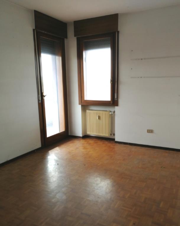 Appartamento al piano 4 con una soffitta al piano 6. L'orientamento prevalente è nordest-nordovest. L'unità residenziale, con altezza di 2,75m, si compone di cucina, soggiorno/pranzo, ingresso, disimpegno, tre camere, due bagni, un ripostiglio e due terrazze + box auto in autorimessa interrata condominiale. Identificativi Catastali [N.C.E.U.]: unità residenziale cat. A/2 foglio A/6 part. 1271 sub 85 rendita 542,28 e unità secondaria cat. C/6 foglio A/6 part. 1271 sub 139 rendita 57,84