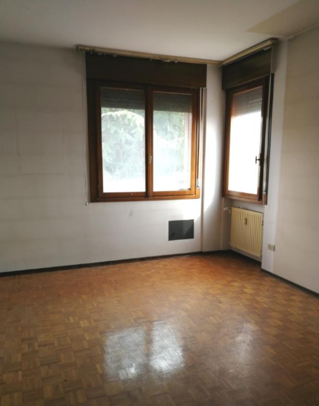 Appartamento al piano 4 con una soffitta al piano 6. L'orientamento prevalente è nordest-nordovest. L'unità residenziale, con altezza di 2,75m, si compone di cucina, soggiorno/pranzo, ingresso, disimpegno, tre camere, due bagni, un ripostiglio e due terrazze + box auto in autorimessa interrata condominiale. Identificativi Catastali [N.C.E.U.]: unità residenziale cat. A/2 foglio A/6 part. 1271 sub 85 rendita 542,28 e unità secondaria cat. C/6 foglio A/6 part. 1271 sub 139 rendita 57,84