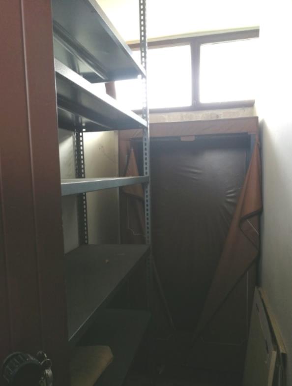 Appartamento al piano 4 con una soffitta al piano 6. L'orientamento prevalente è nordest-nordovest. L'unità residenziale, con altezza di 2,75m, si compone di cucina, soggiorno/pranzo, ingresso, disimpegno, tre camere, due bagni, un ripostiglio e due terrazze + box auto in autorimessa interrata condominiale. Identificativi Catastali [N.C.E.U.]: unità residenziale cat. A/2 foglio A/6 part. 1271 sub 85 rendita 542,28 e unità secondaria cat. C/6 foglio A/6 part. 1271 sub 139 rendita 57,84