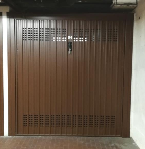 Appartamento al piano 4 con una soffitta al piano 6. L'orientamento prevalente è nordest-nordovest. L'unità residenziale, con altezza di 2,75m, si compone di cucina, soggiorno/pranzo, ingresso, disimpegno, tre camere, due bagni, un ripostiglio e due terrazze + box auto in autorimessa interrata condominiale. Identificativi Catastali [N.C.E.U.]: unità residenziale cat. A/2 foglio A/6 part. 1271 sub 85 rendita 542,28 e unità secondaria cat. C/6 foglio A/6 part. 1271 sub 139 rendita 57,84