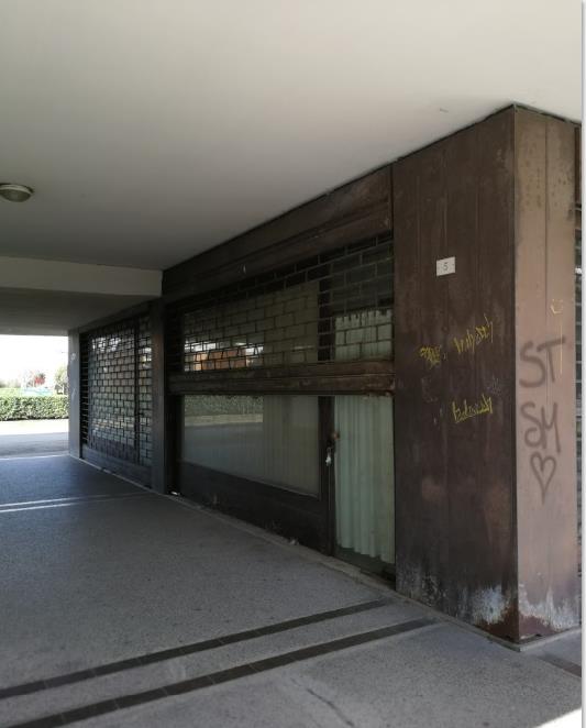 Immobile, con altezza di 3,10 m, composto da un locale adibito a negozio, un antibagno ed un wc. Stato manutentivo normale. Identificativi Catastali [N.C.E.U.]: unità non residenziale cat. C/1 foglio A/6 part. 1271 sub 187 rendita 945,32