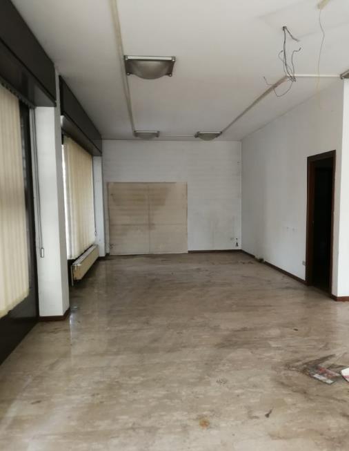 Immobile, con altezza di 3,10 m, composto da un locale adibito a negozio, un antibagno ed un wc. Stato manutentivo normale. Identificativi Catastali [N.C.E.U.]: unità non residenziale cat. C/1 foglio A/6 part. 1271 sub 187 rendita 945,32