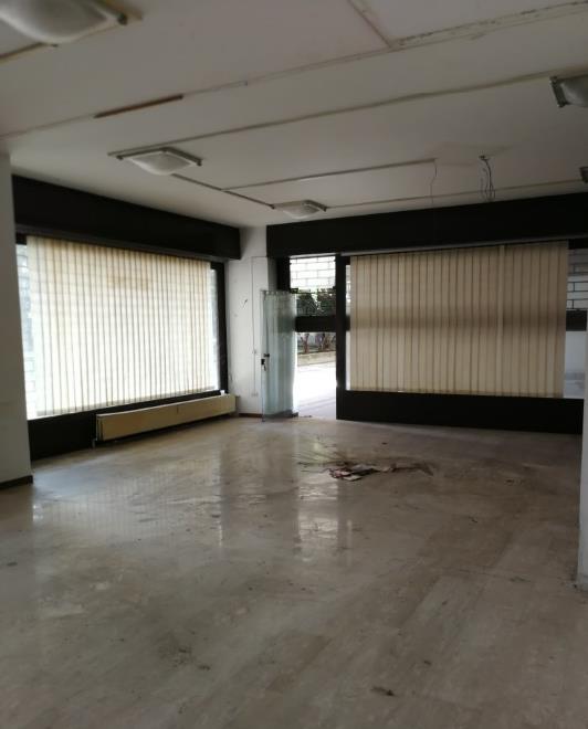 Immobile, con altezza di 3,10 m, composto da un locale adibito a negozio, un antibagno ed un wc. Stato manutentivo normale. Identificativi Catastali [N.C.E.U.]: unità non residenziale cat. C/1 foglio A/6 part. 1271 sub 187 rendita 945,32