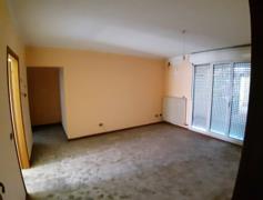 Appartamento al piano 1 costituito da cucina, soggiorno/pranzo, due camere, due bagni e due terrazze + box auto in autorimessa interrata condominiale. Identificativi Catastali [N.C.E.U.]: unità residenziale cat. A/3 foglio 48 (ex G/6) part. 1196 sub 200 rendita 464,81 e unità secondaria cat. C/6 foglio 48 (ex G/6) part. 1196 sub 50 rendita 99,16