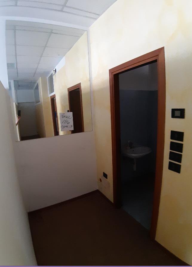 Negozio al piano terra con superficie di vendita di mq 79 oltre ad una cantina di mq 6 ed una cantina di mq 5 identificate con sub catastale separato + box auto in autorimessa interrata condominiale dotata di certificato antincendio. Identificativi Catastali [N.C.E.U.]: unità non residenziale cat. C/1 foglio 48 (ex G/6) part. 1196 sub 144 rendita 1385,76, unità secondaria cat. C/2 foglio 48 (ex G/6) part. 1196 sub 32 rendita 16,42 , unità secondaria cat. C/2 foglio 48 (ex G/6) part. 1196 sub 80 rendita 13,69 e unità secondaria cat. C/6 foglio 48 (ex G/6) part. 1196 sub 90 rendita 66,11