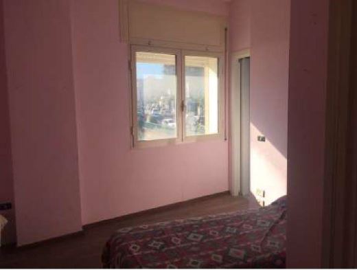 APPARTAMENTO  7 locali + servizi multipli + 1 CANTINA o SOFFITTA + 1 PARCHEGGIO SCOPERTO