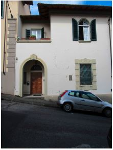 Appartamento ad uso civile abitazione ubicato al piano terreno di una villetta a schiera di due piani, con giardino pertinenziale in proprietà esclusiva con tettoia. L’appartamento ha accesso dalla pubblica via tramite loggia a comune e si compone di ingresso-soggiorno collegato mediante ampia apertura al vano adiacente dando così luogo ad un unico ampio locale, disimpegno con sovrastante soppalco, camera, cucina e bagno.