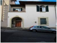 Appartamento ad uso civile abitazione ubicato al piano terreno di una villetta a schiera di due piani, con giardino pertinenziale in proprietà esclusiva con tettoia. L’appartamento ha accesso dalla pubblica via tramite loggia a comune e si compone di ingresso-soggiorno collegato mediante ampia apertura al vano adiacente dando così luogo ad un unico ampio locale, disimpegno con sovrastante soppalco, camera, cucina e bagno.