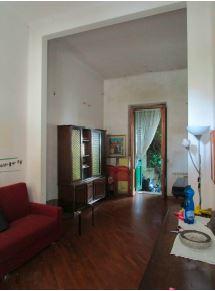 Appartamento ad uso civile abitazione ubicato al piano terreno di una villetta a schiera di due piani, con giardino pertinenziale in proprietà esclusiva con tettoia. L’appartamento ha accesso dalla pubblica via tramite loggia a comune e si compone di ingresso-soggiorno collegato mediante ampia apertura al vano adiacente dando così luogo ad un unico ampio locale, disimpegno con sovrastante soppalco, camera, cucina e bagno.