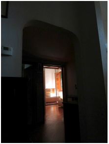 Appartamento ad uso civile abitazione ubicato al piano terreno di una villetta a schiera di due piani, con giardino pertinenziale in proprietà esclusiva con tettoia. L’appartamento ha accesso dalla pubblica via tramite loggia a comune e si compone di ingresso-soggiorno collegato mediante ampia apertura al vano adiacente dando così luogo ad un unico ampio locale, disimpegno con sovrastante soppalco, camera, cucina e bagno.